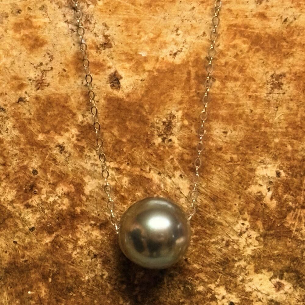 14K Gold Filled 18 Inch Chain with Floating Green Tahitian 10mm Pearl